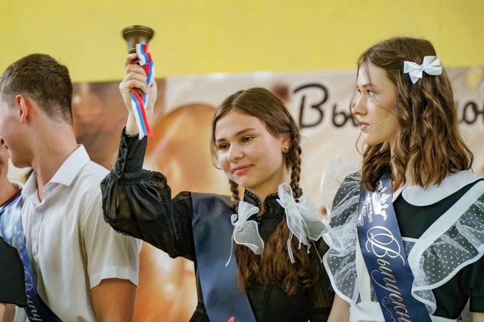 В школах прозвенел последний звонок для выпускников. Фото - канал МАХ Сергея Золотарева
