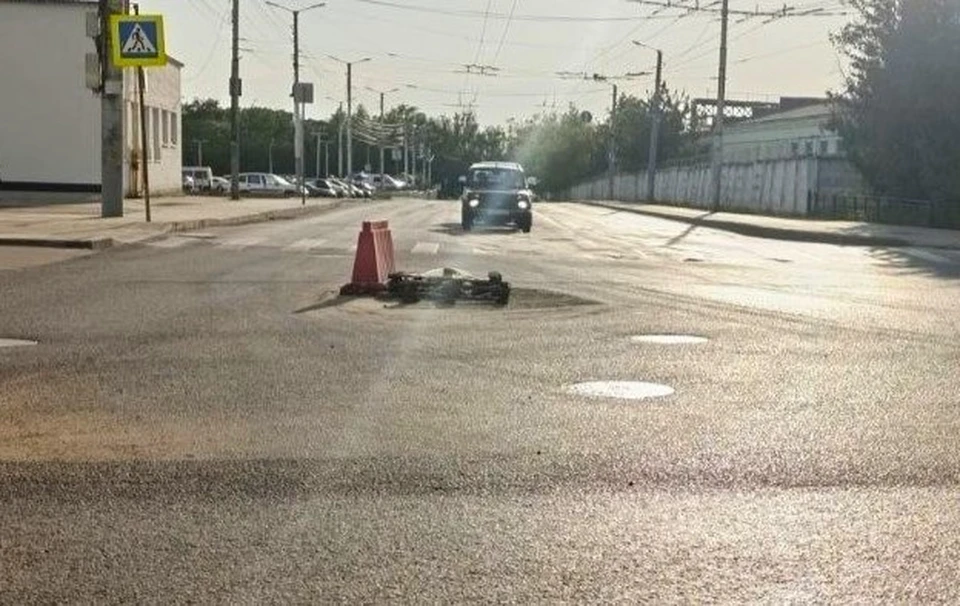 Калужанка попросила чиновников обратить внимание на люк, открытый с осени.