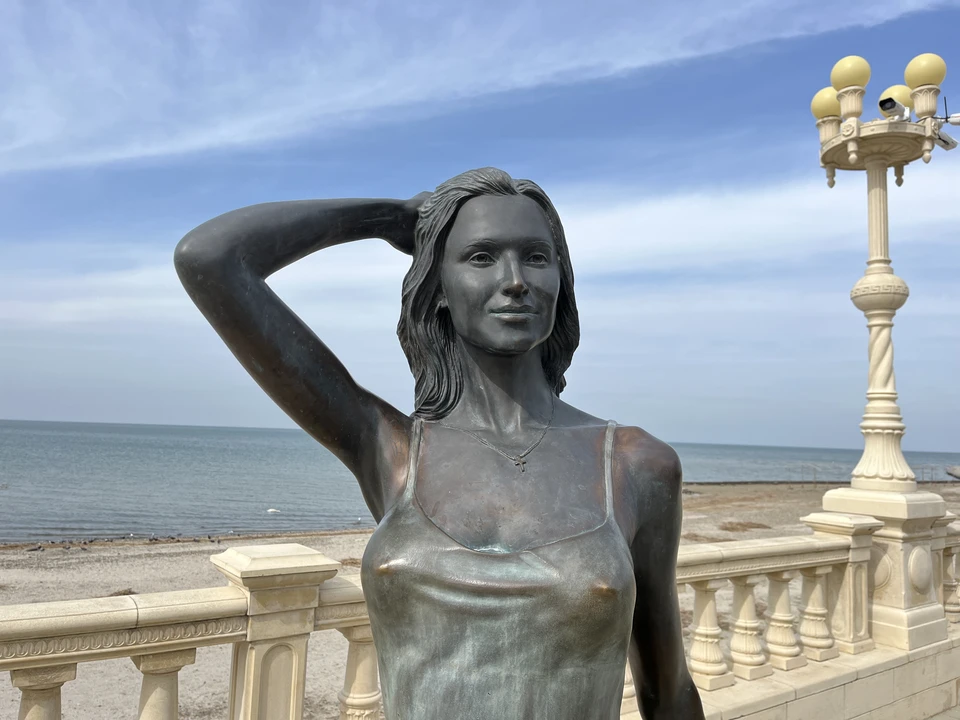 Скульптура "Курортница" на набережной Азовского моря.