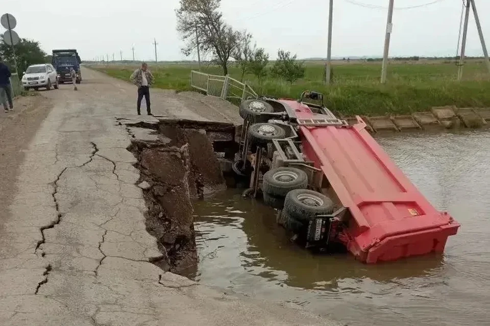 Движение всех видов транспорта на участке полностью перекрыто. Фото: полиция Приморья