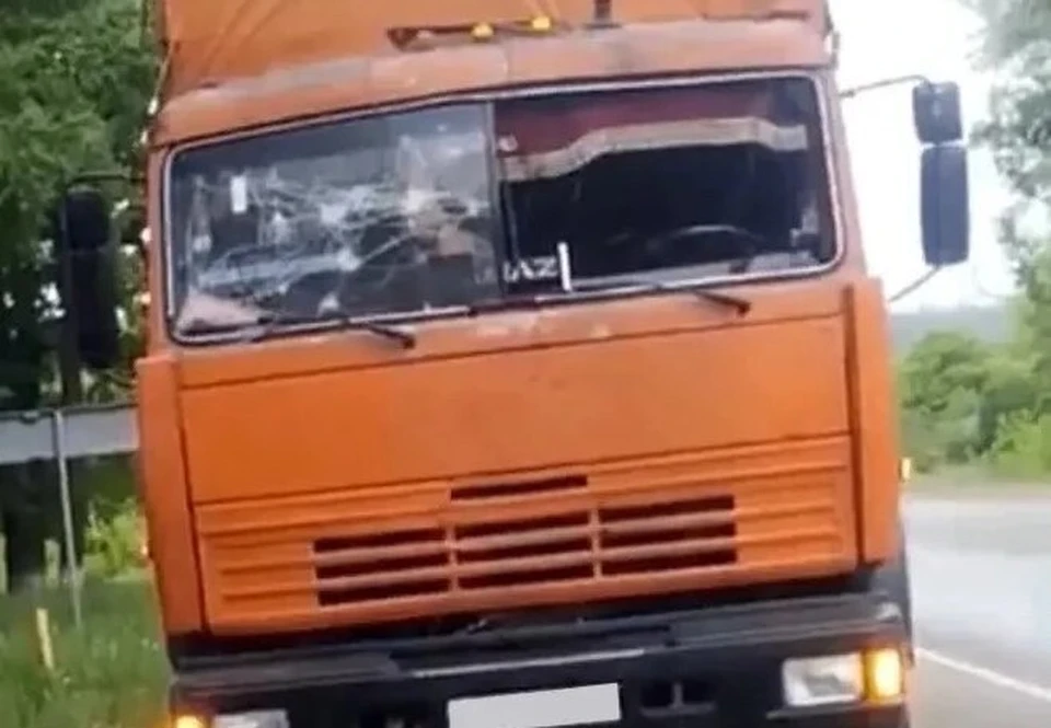 В селе Маломихайловка Шебекинского округа дрон ударил по КамАЗу. Фото оперштаба Белгородской области