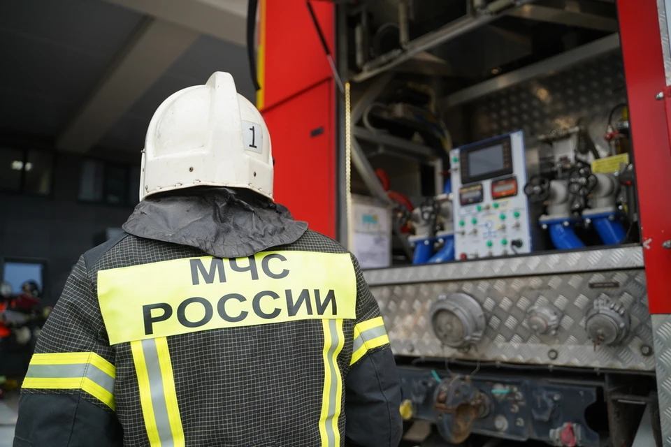 Пожарные потушили горящую фуру на Северном объезде в Новосибирске.