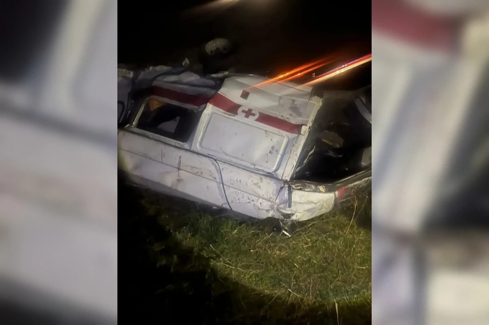 Машина скорой помощи сильно пострадала от удара. Фото: прокуратура Омской области