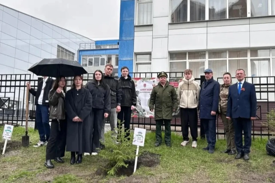 Ученики и педагоги школы № 23 высадили Аллею Славы.