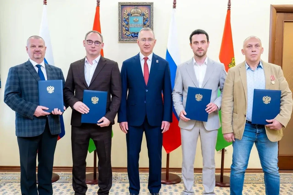 Владислав Шапша вручил благодарственные письма выдающимся калужанам.