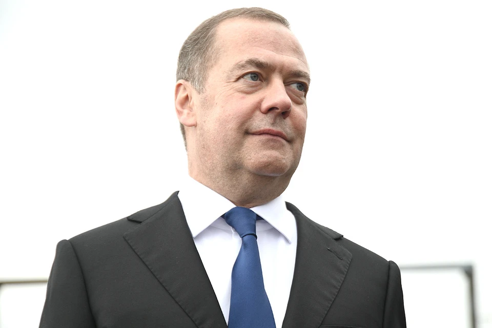 Заместитель председателя Совета безопасности РФ Дмитрий Медведев грубо предупредил европейских политиков «so shut your piehole» - «завалить хлебало или хлеборезку».