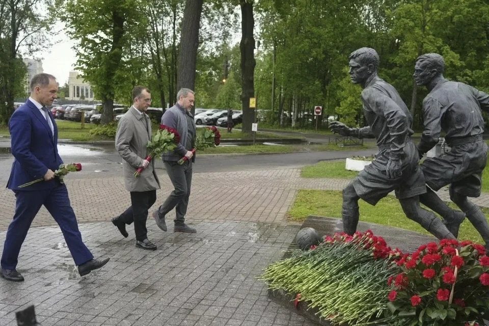 В Петербурге прошла церемония возложения цветов к памятнику «Футболистам блокадного Ленинграда». Фото: https://max.ru/a_belsky