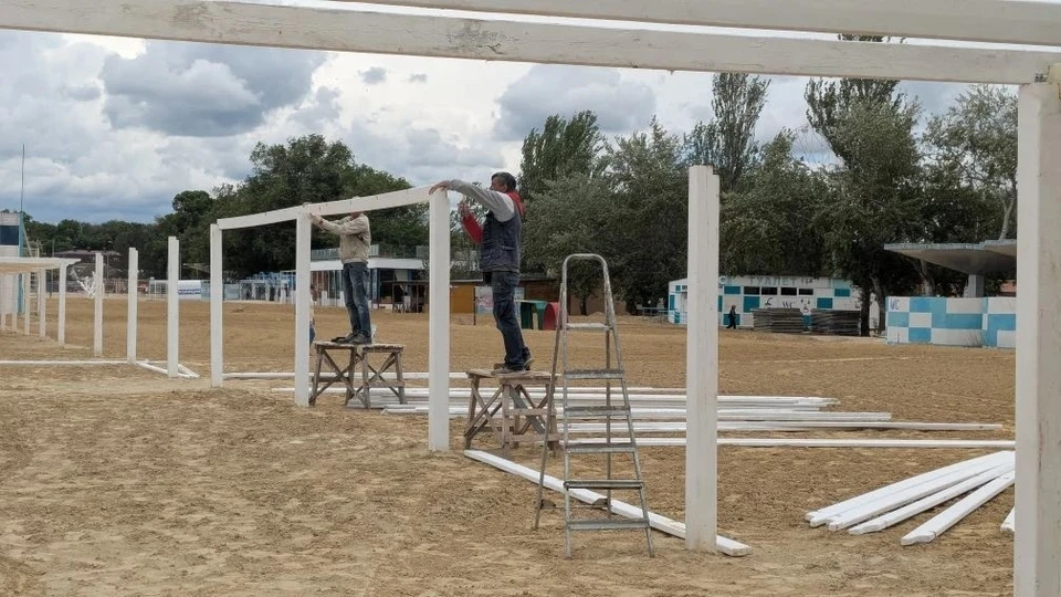 На центральном пляже Анапы началась установка навесов перед стартом сезона