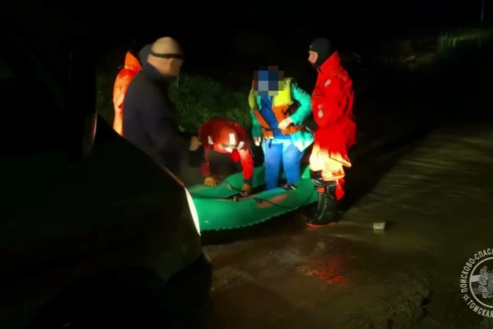 Мужчину эвакуировали на надувной лодке. Фото: ОГБУ «ТО ПСС»