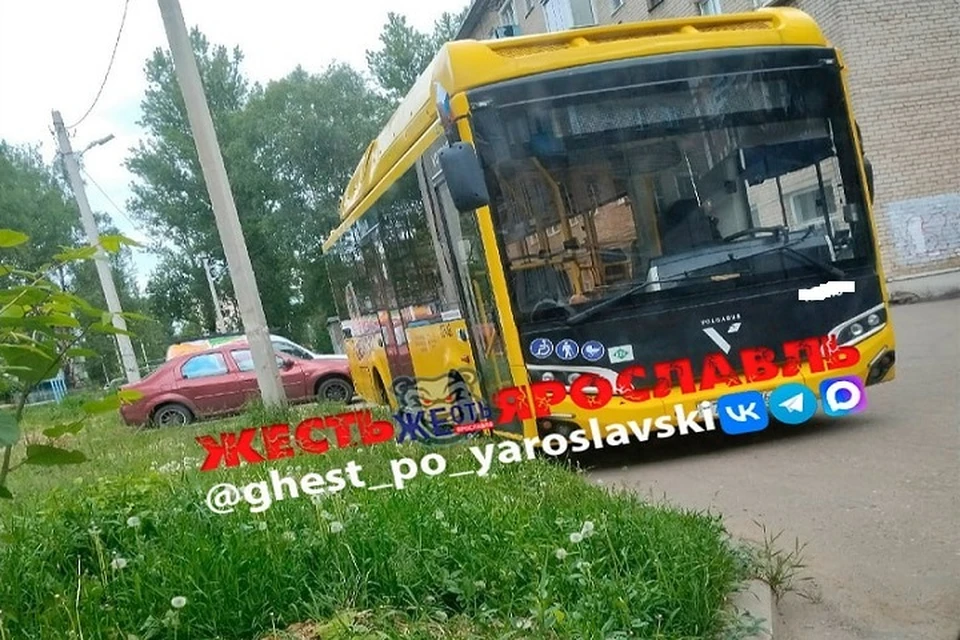 Автобус припаркован во дворах. Фото: телеграм-канал Жесть Ярославль.