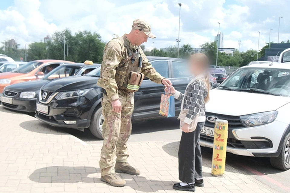 Бойцы военной полиции ВС РФ поздравили юных жителей Донецка с Днем защиты детей. Фото: Минобороны России