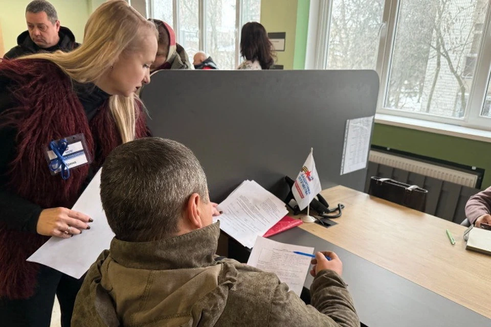 В отделениях социальной защиты населения сотрудники помогут ветеранам составить программу социального контракта. Фото: Архив Минтруда ДНР