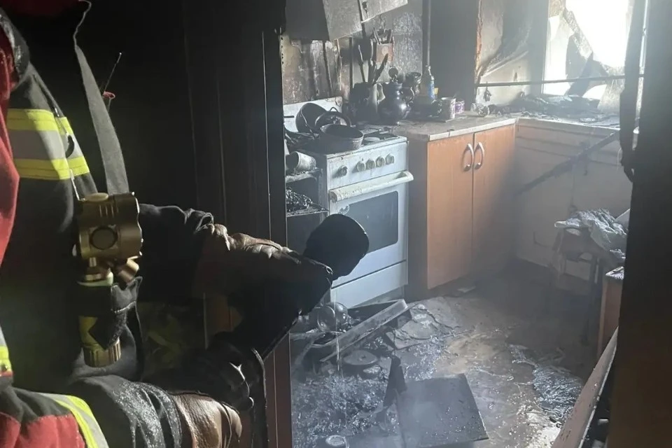Во время пожара в квартире сильно пострадала кухня. Фото: vk.ru/murman01