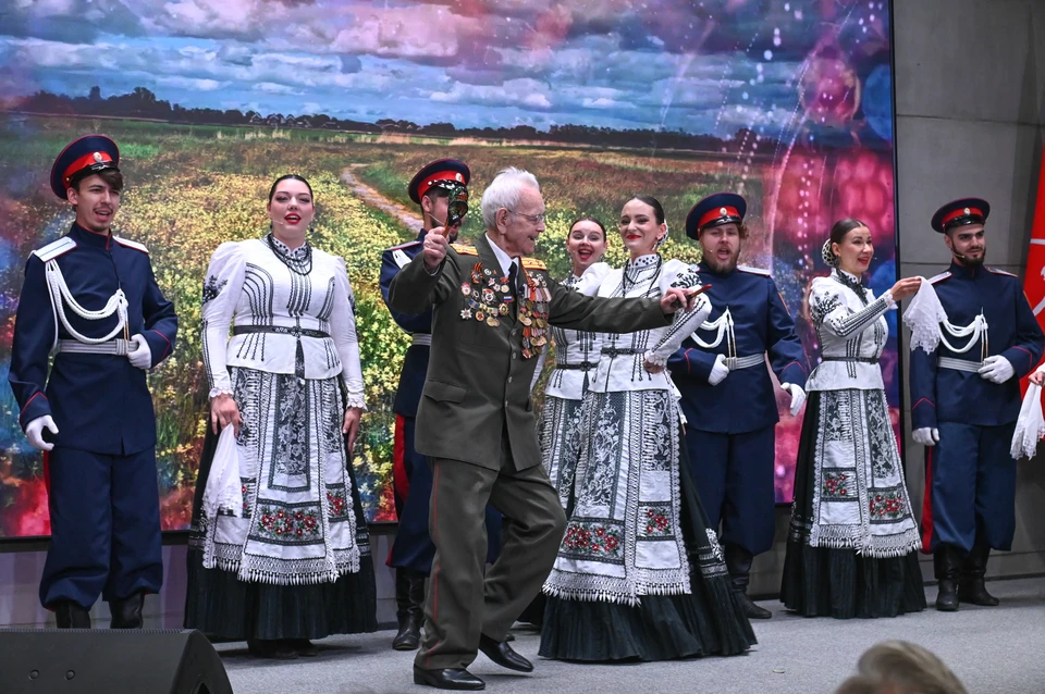 Александр Медков исполнил "Калинку".