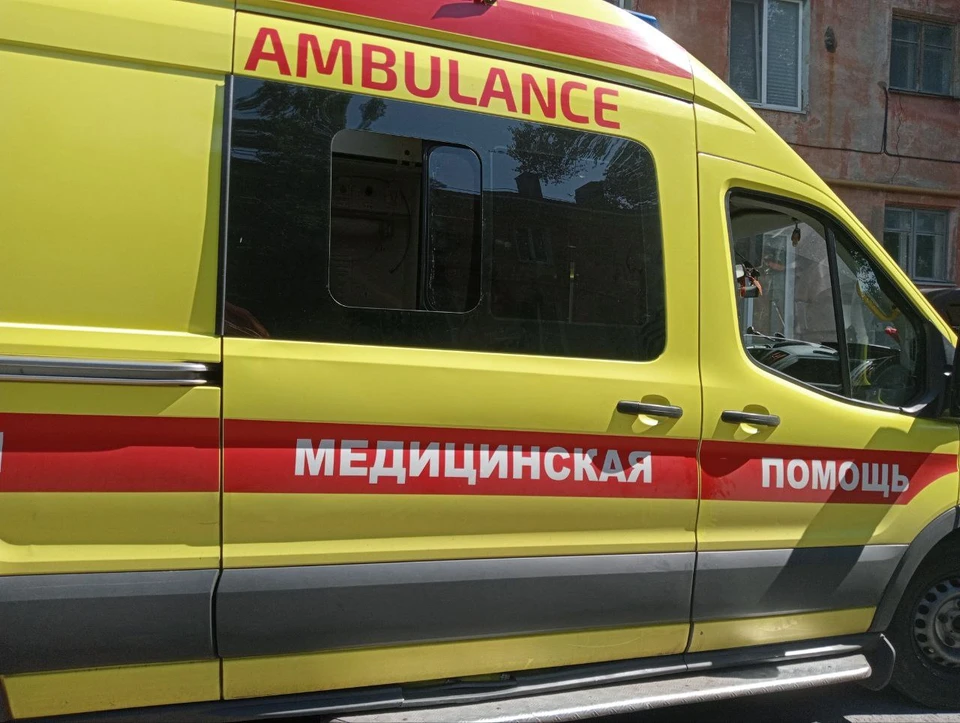 «Скорая» доставляет пострадавшего мужчину в больницу Белгорода