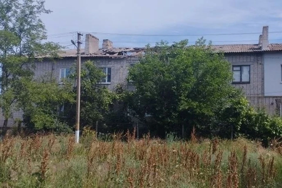 В поселке городского типа Любимовка беспилотный летательный аппарат ВСУ атаковал частный двухэтажный жилой дом. Фото: ТГ-канал главы Каховского округа Павла Филипчука