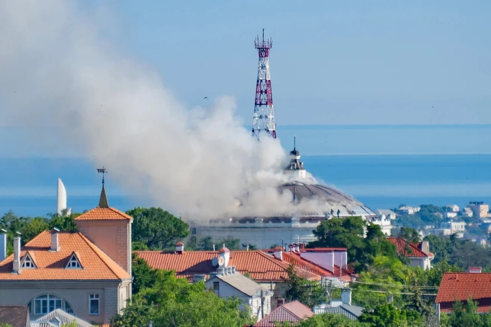 С огнем борются десятки пожарных