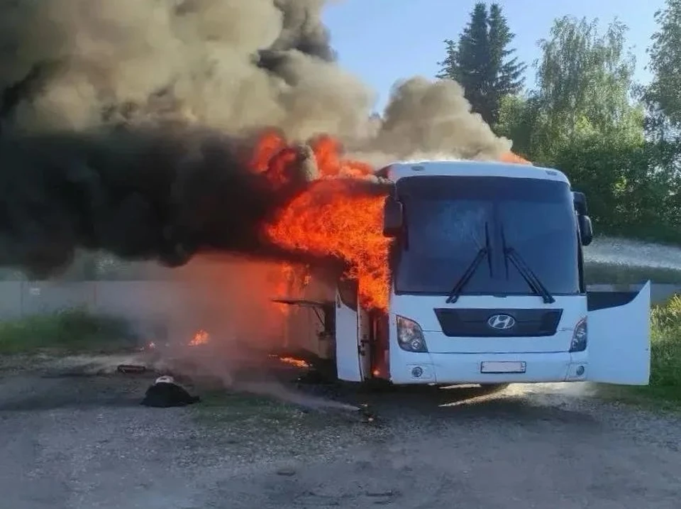 Объятый пламенем автобус «Хендай» пожарным удалось потушить.