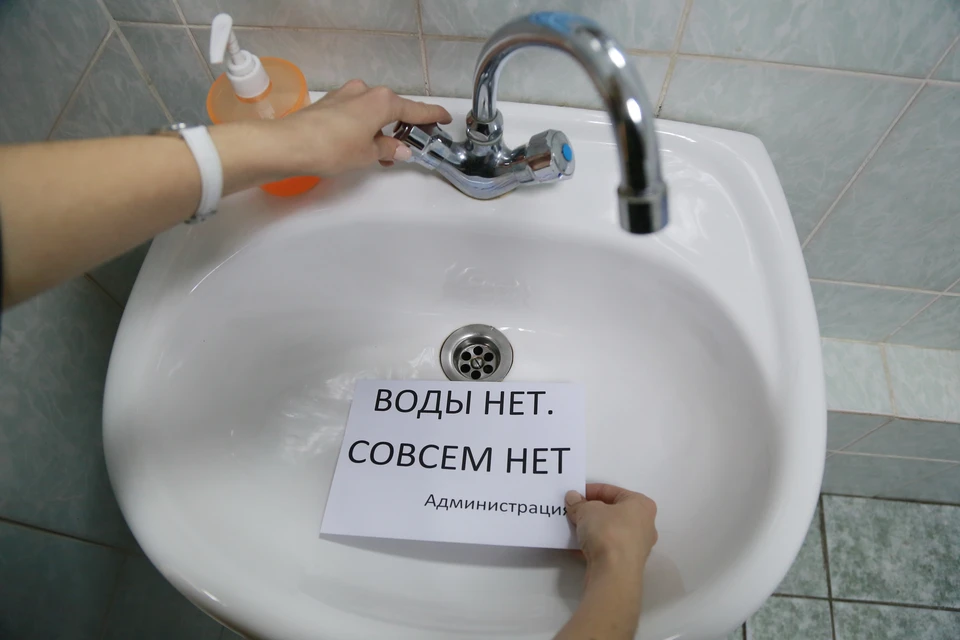Гроза и требующие срочного ремонта водопроводные трубы ограничили доступ к питьевой воде жителям четырех районов Омской области.