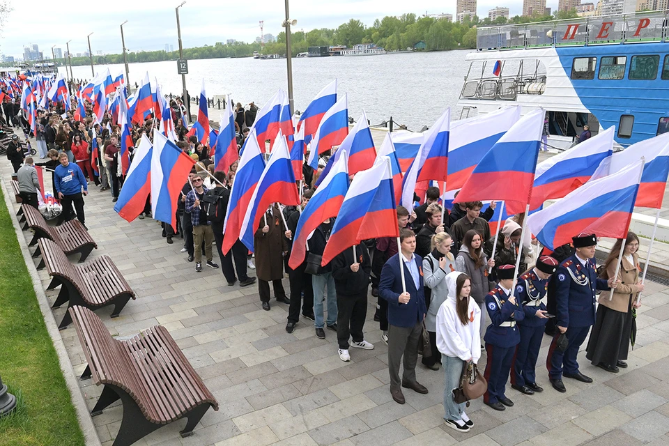Сразу в нескольких регионах России появились сообщения о том, что студентов отправляют в обязательном порядке на празднование Дня России в Москву, но за собственный счет.