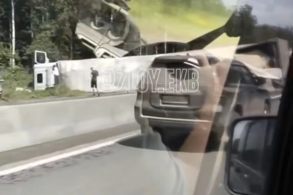 Фура опрокинулась на Пермском тракте в сторону Перми. Фото: Telegram-канал "Злой Екатеринбург"