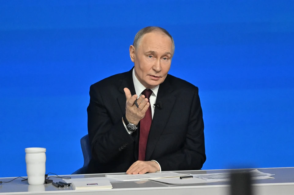 Бойцы группировки «Днепр» также подарили президенту РФ батальонные флаги