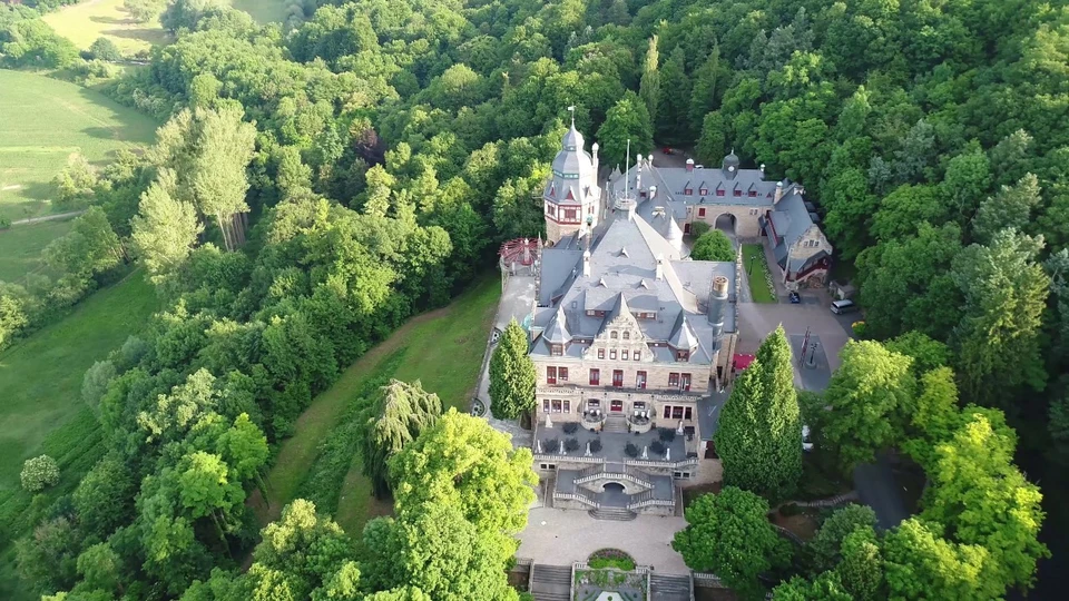 Самый дорогой замок в ФРГ выставлен на продажу. На фото: замок Вольфсбруннер. Фото: кадр из видео YouTube.