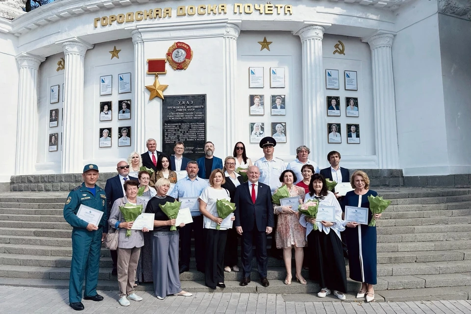 В День города в Севастополе традиционно обновили Доску почета. Фото:vk.ru/razvozhaev_m