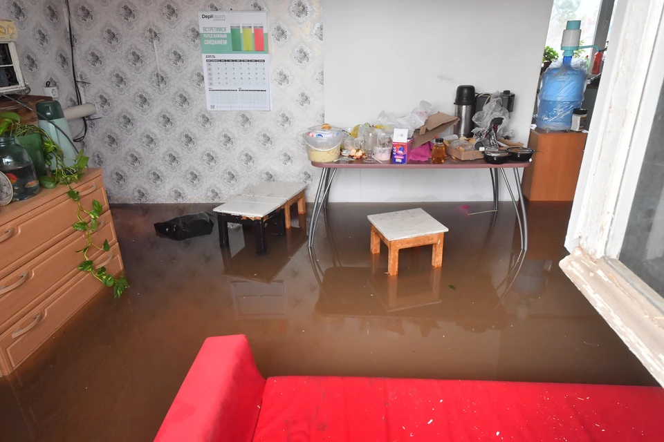 Вода затопила жилые дома.