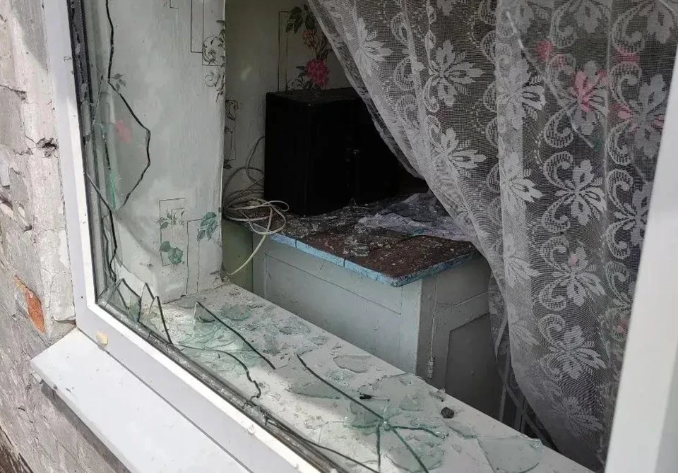 В некоторых домах оказались выбиты стекла. Фото - канал МАХ Евгения Балицкого