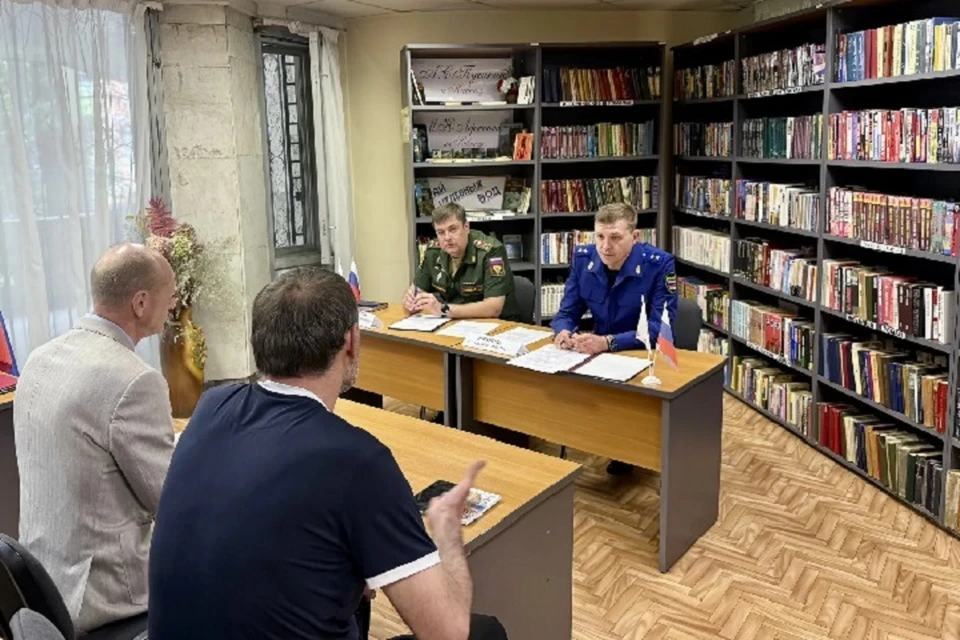 Руководитель региональной прокуратуры ответил на вопросы военных. Фото: пресс-службы прокуратуры СК