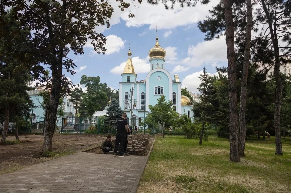 В Краснодаре обновляют общественную территорию. Фото: пресс-служба администрации Краснодара