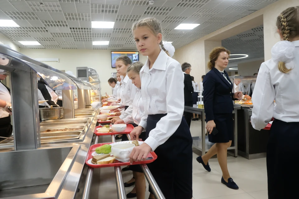 Власти Петербурга утвердили цены на питание в школах на новый учебный год.