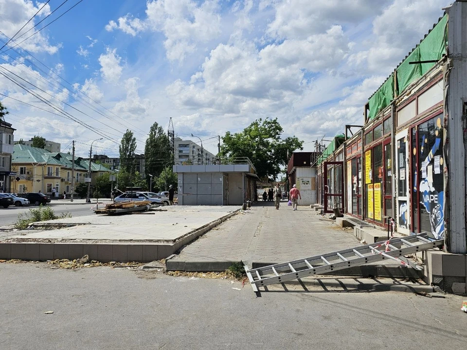 На месте торговых рядов остались только фундаменты.