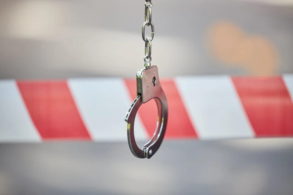 В районе были слышны множество хлопков, похожих на выстрелы.