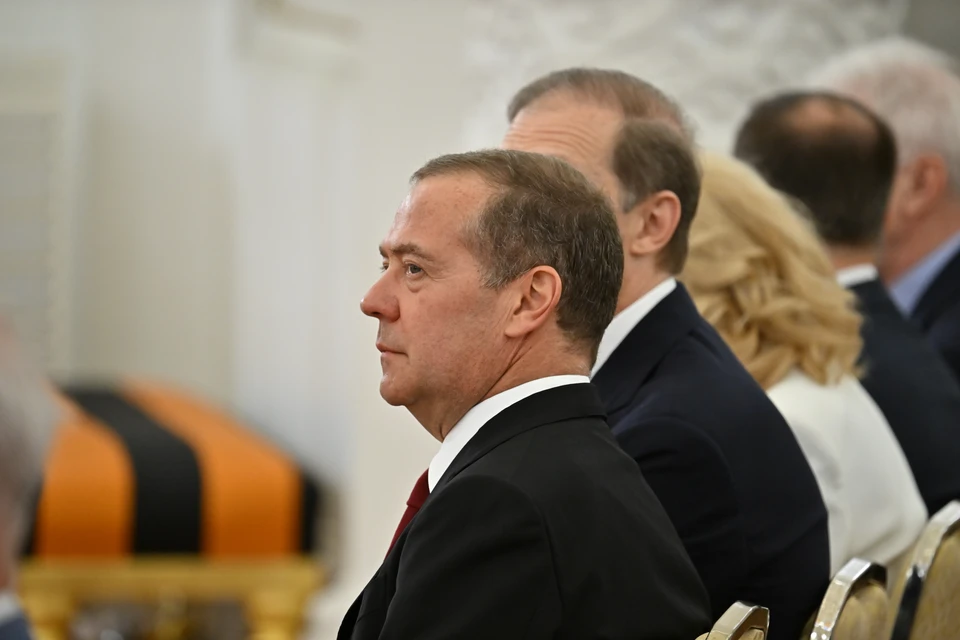 Мединский заявил, что Медведев «лично рукой» правит учебник по обществознанию