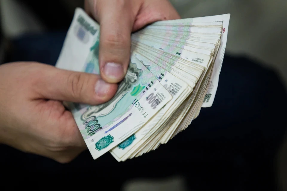 Потерпевший перевел 580 000 рублей на продиктованный мошенником счет.