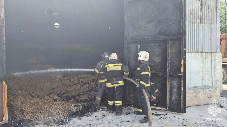 В Туле сотрудники МЧС ликвидировали пожар в промышленном ангаре.
