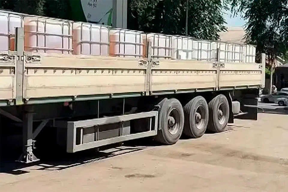 Водитель большегруза заправился на 14 тысяч литров бензина. В результате запасы горючего на станции были тут же полностью исчерпаны.