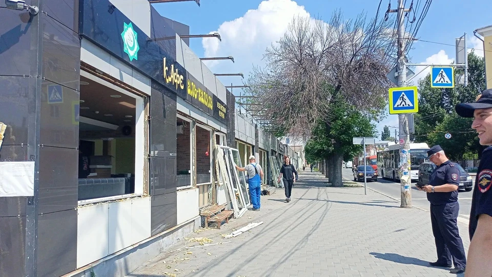 Власти уже озвучивали намерение снести киоски с территории стадиона. Фото: Даниил Мурзов