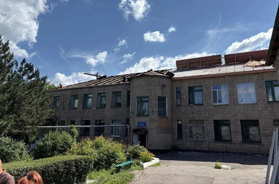 В Центральной районной больнице ведется ремонт кровли детского инфекционного отделения. Фото: Администрация Шахтерского округа