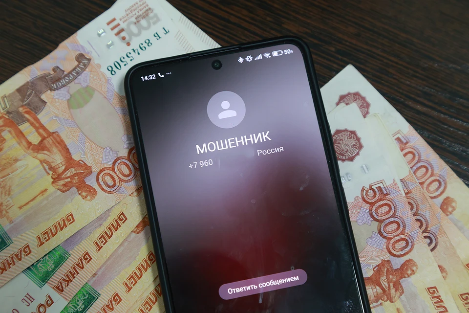 По пути к банкомату бийчанка заподозрила неладное, поняла, что общается с мошенникам