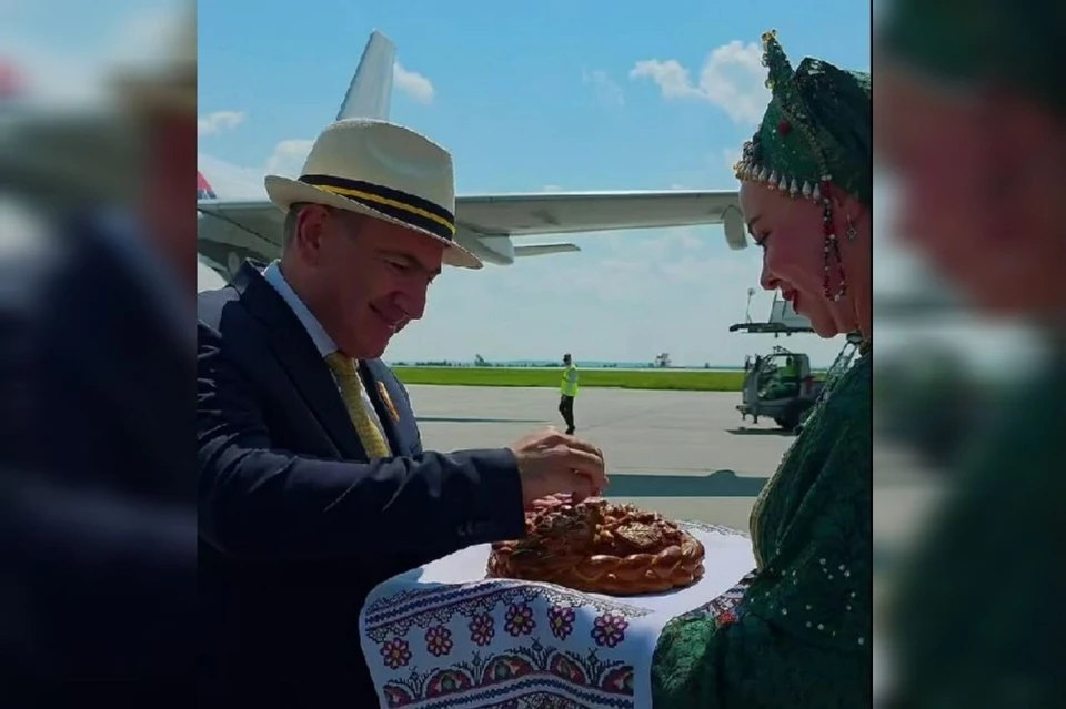 У трапа самолета Никола Пашиняна встретили хлебом-солью. Фото: скриншот видео