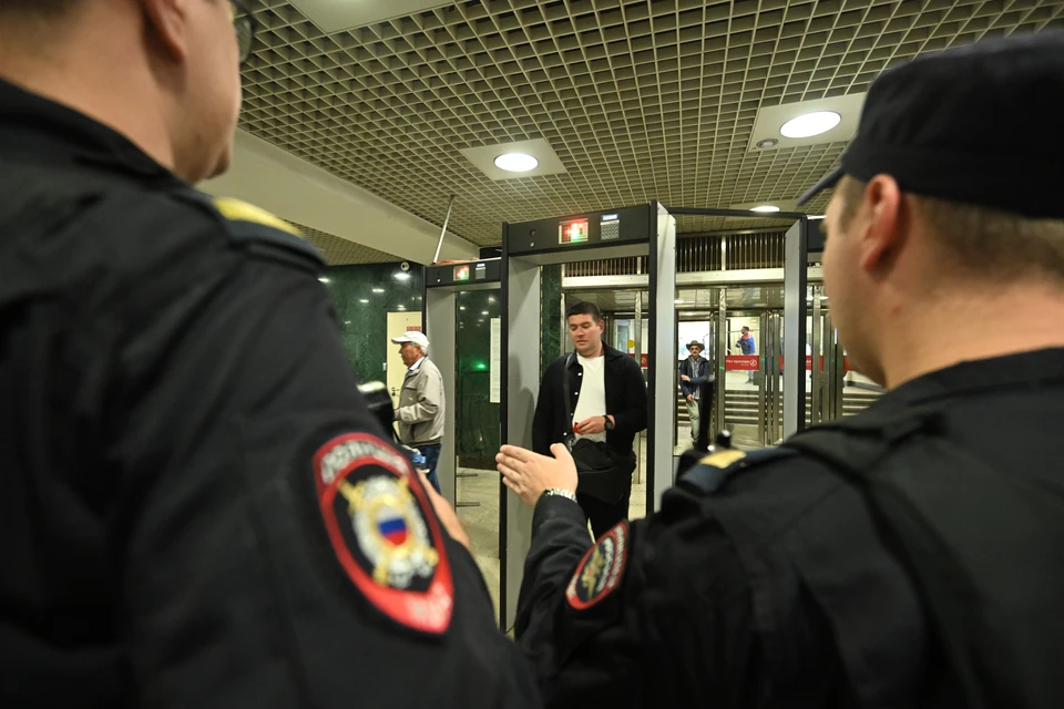 Москвич разбил стекло кабины дежурного метро на станции «Крылатская»