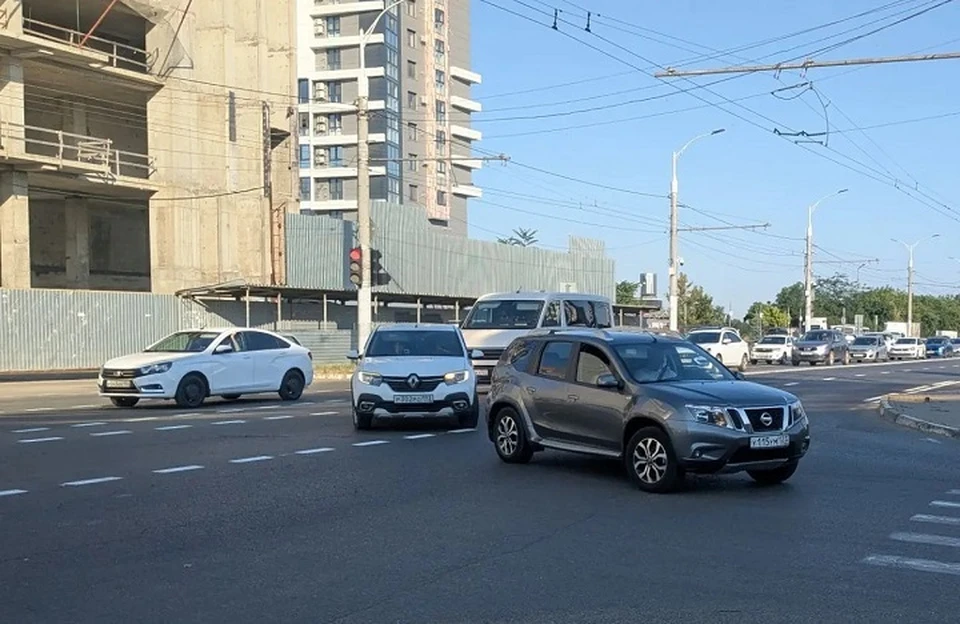 Перекресток Азовская-Красных Партизан.