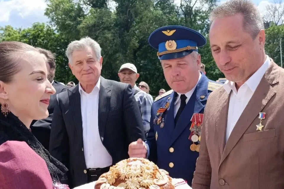 Участников акции встретили у Соборной площади.
