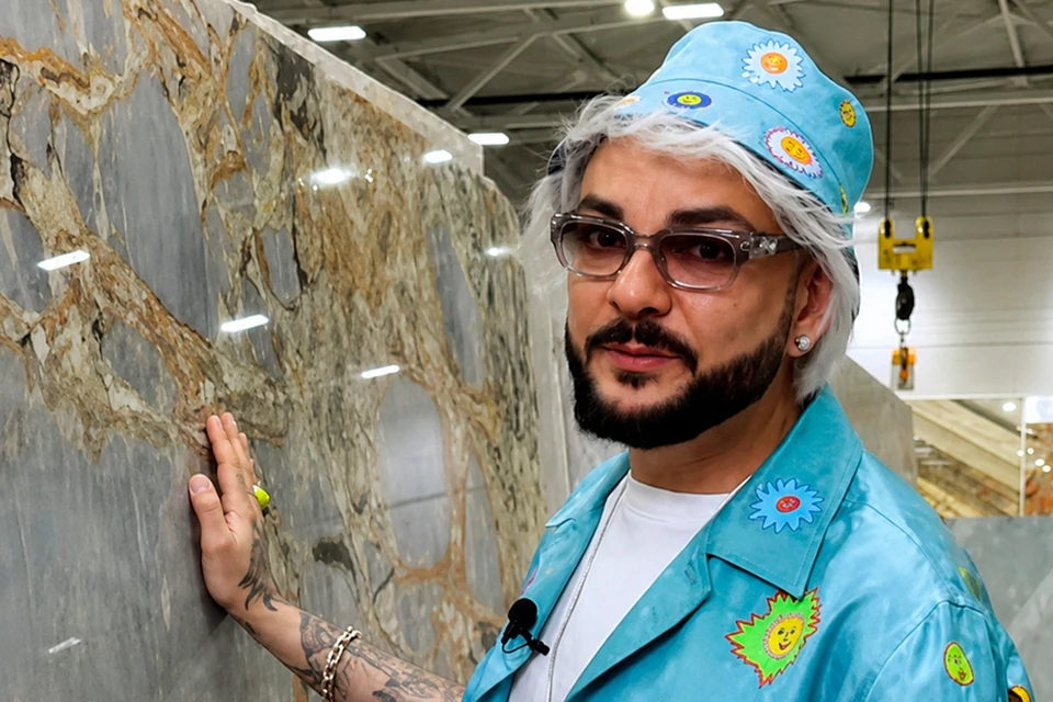 Стены гостевой спальни квартиры Киркорова облицованы «морским» мрамором. Фото: Кадр из видео