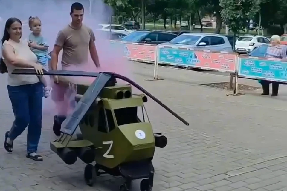 Прогулка с ребенком превратилась в зрелищную патриотическую акцию. Фото: скриншот видео МЧС