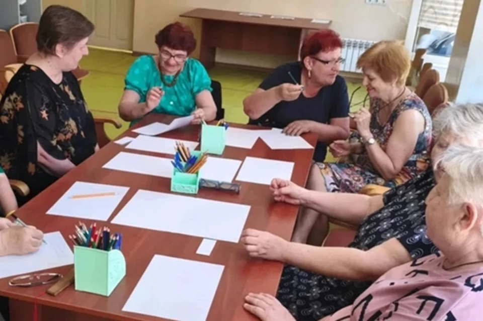 Пожилым жителям Мариуполя помогают сохранять ясность мышления и хорошее самочувствие. Фото: max.ru/nmrpl