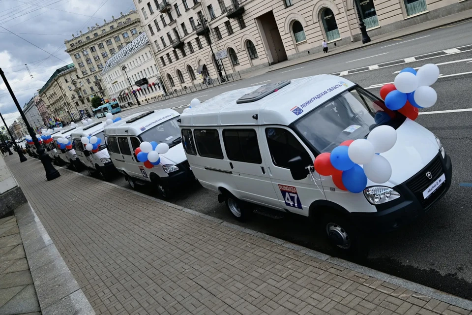 Семьям передали восьмиместные микроавтобусы с полным приводом. Фото: https://max.ru/lenobladminka